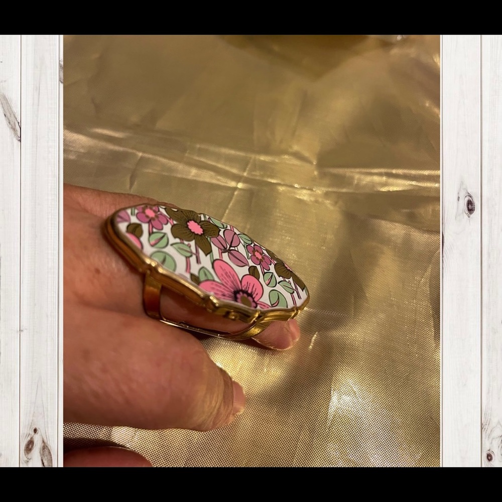 VINTAGE RING GOLD TONE / LIPSTICK HOLDER
